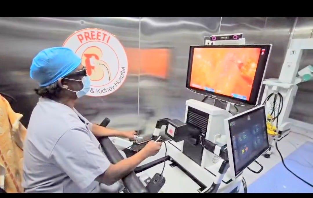 Dr. Varun raju thirumalagiri is performing advanced Robotic surgery procedure.
